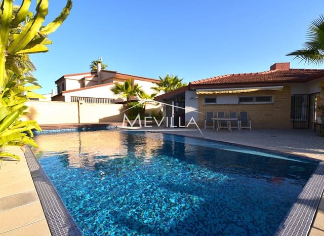 Chalet de 4 habitaciones en La Zenia, Orihuela en venta con piscina garaje - 795.000 € (Ref: 8083013)