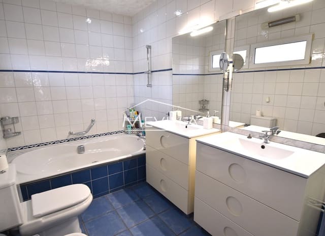 Chalet de 4 habitaciones en La Zenia, Orihuela en venta con piscina garaje - 795.000 € (Ref: 8083013)