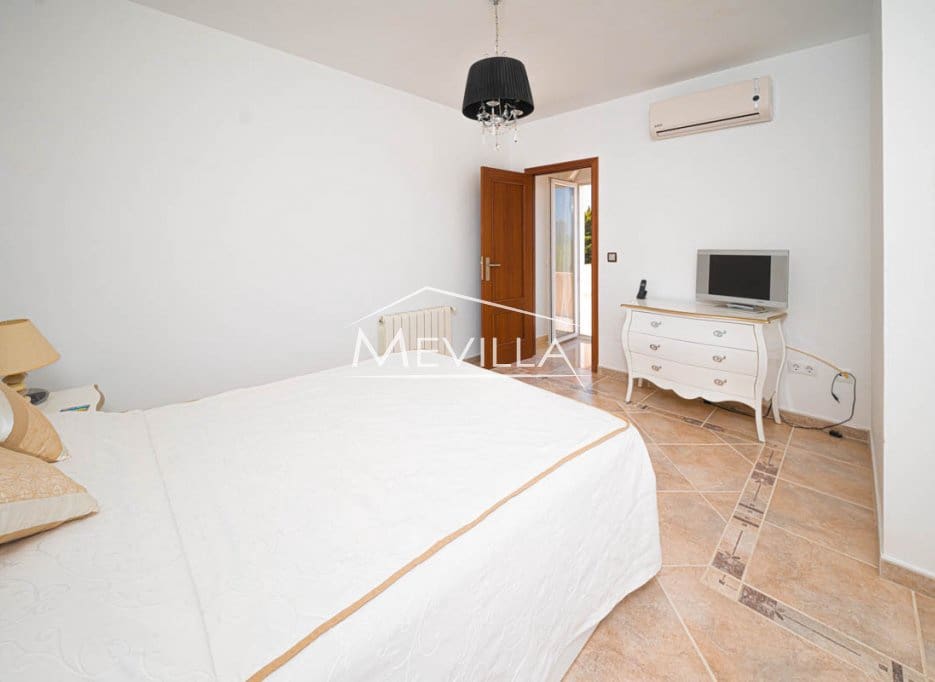 Chalet de 5 habitaciones en Campoamor en venta con piscina garaje - 885.000 € (Ref: 8302055)