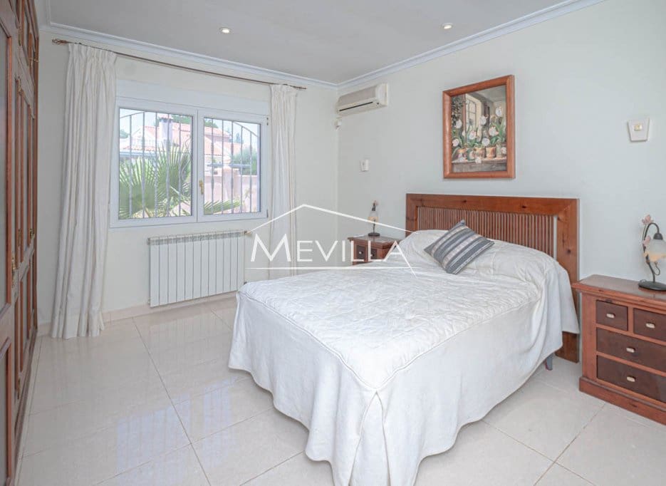 Chalet de 5 habitaciones en Campoamor en venta con piscina garaje - 885.000 € (Ref: 8302055)