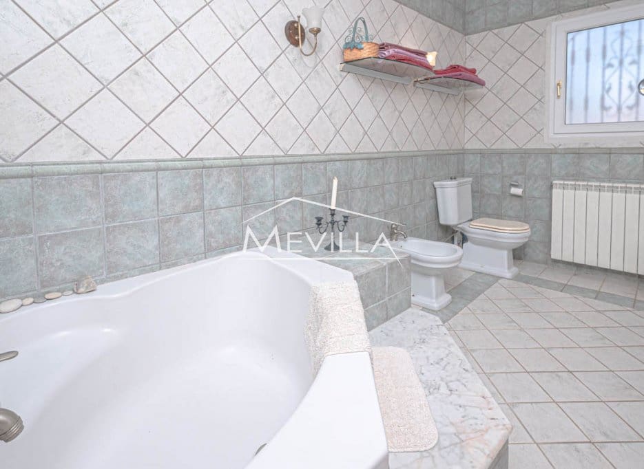 Chalet de 5 habitaciones en Campoamor en venta con piscina garaje - 885.000 € (Ref: 8302055)