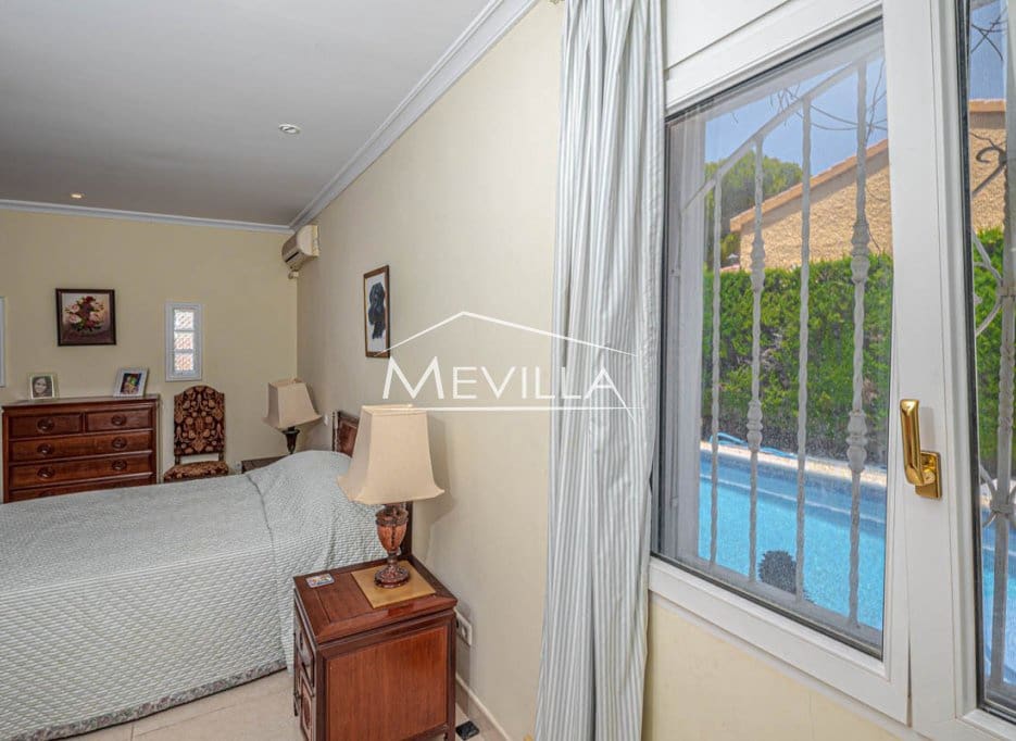 Chalet de 5 habitaciones en Campoamor en venta con piscina garaje - 885.000 € (Ref: 8302055)