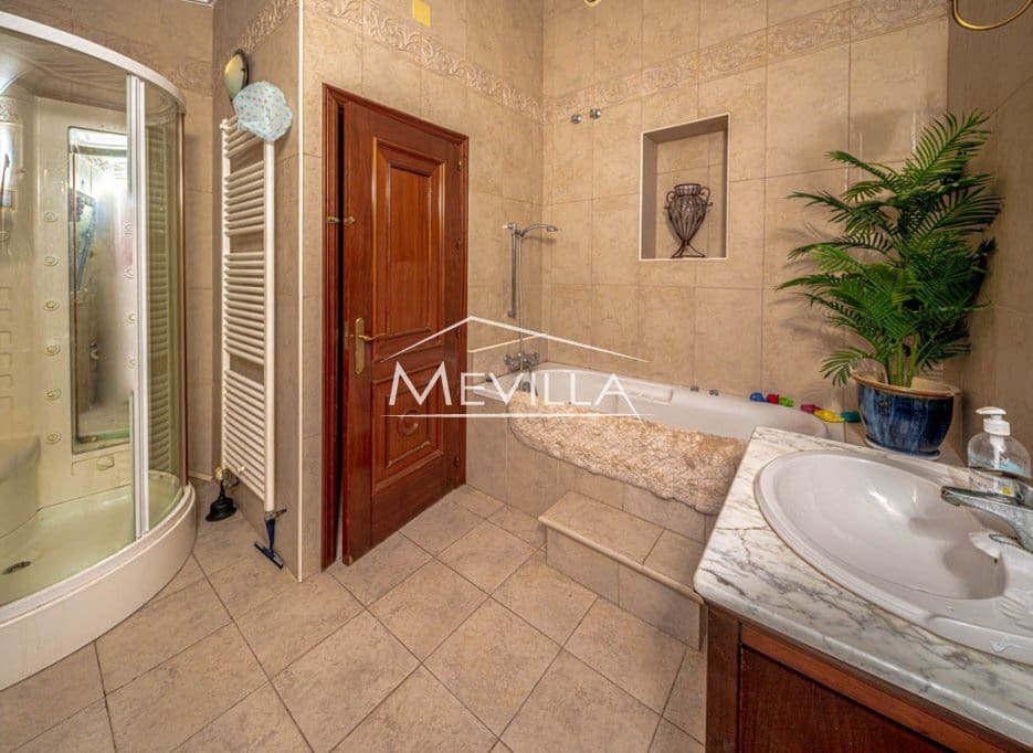 Chalet de 5 habitaciones en Campoamor en venta con piscina garaje - 885.000 € (Ref: 8302055)