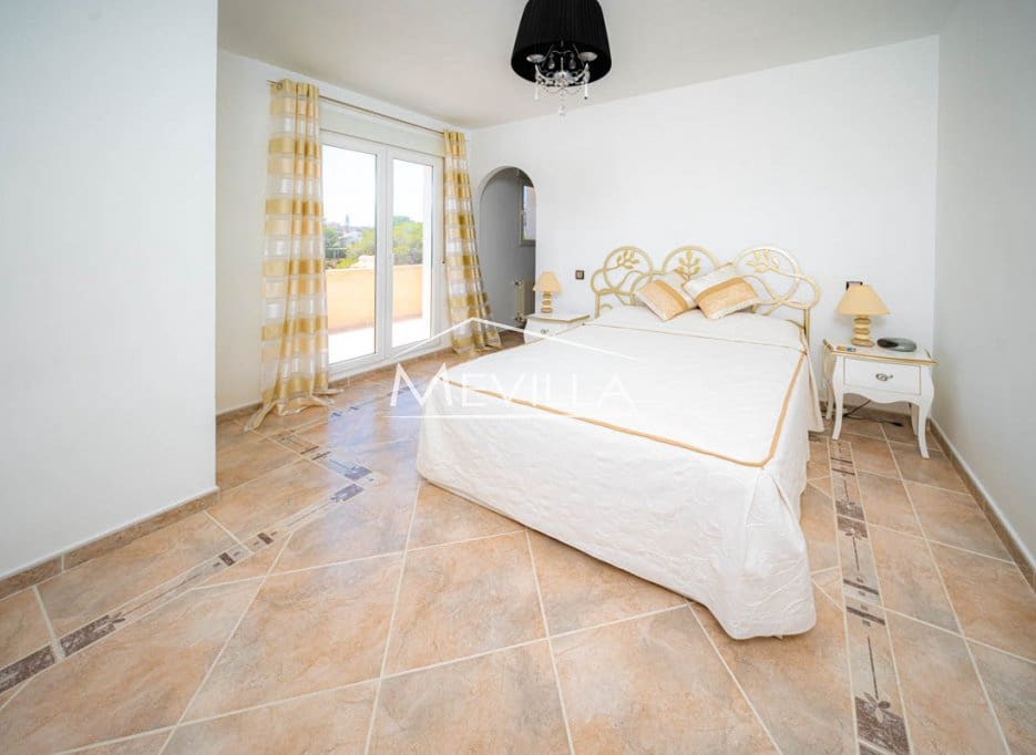 Chalet de 5 habitaciones en Campoamor en venta con piscina garaje - 885.000 € (Ref: 8302055)