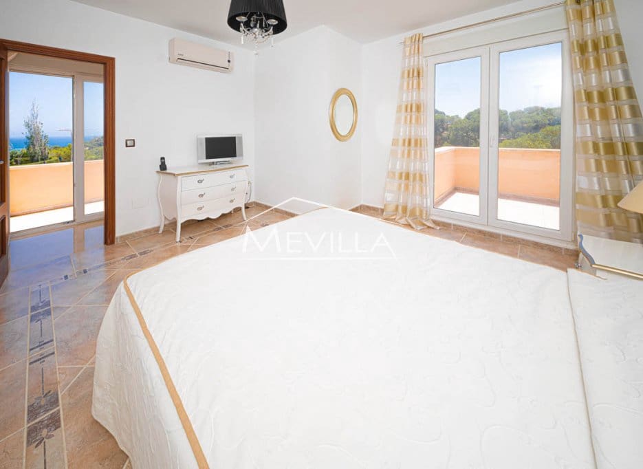 Chalet de 5 habitaciones en Campoamor en venta con piscina garaje - 885.000 € (Ref: 8302055)