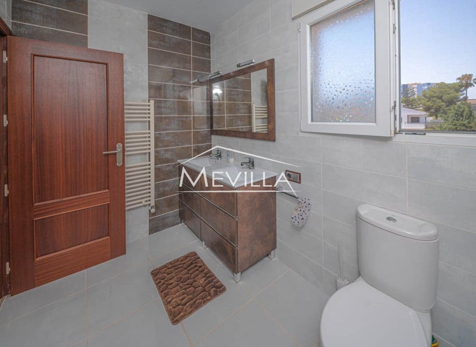 Chalet de 5 habitaciones en Campoamor en venta con piscina garaje - 885.000 € (Ref: 8302055)