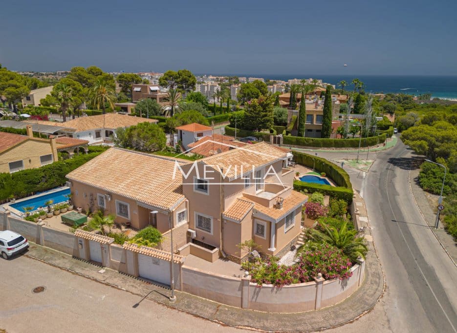 Chalet de 5 habitaciones en Campoamor en venta con piscina garaje - 885.000 € (Ref: 8302055)