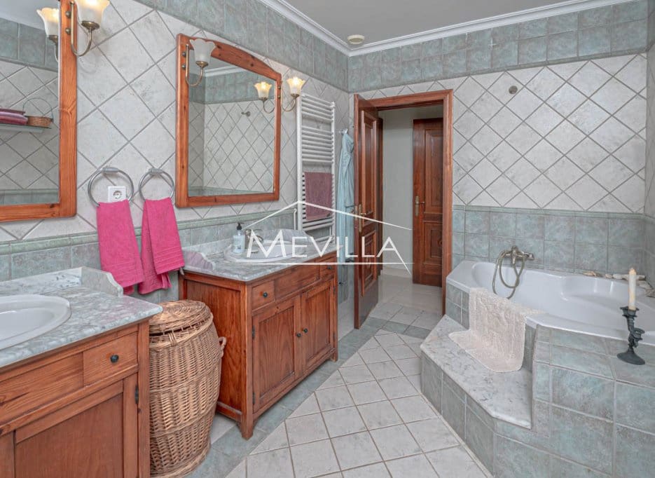 Chalet de 5 habitaciones en Campoamor en venta con piscina garaje - 885.000 € (Ref: 8302055)