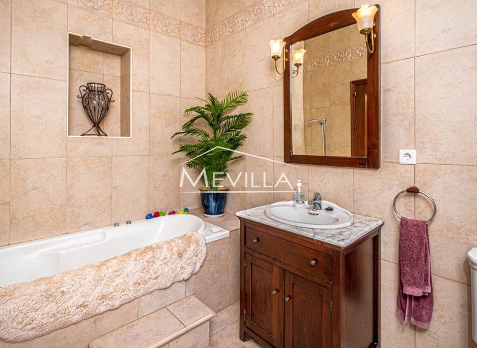 Chalet de 5 habitaciones en Campoamor en venta con piscina garaje - 885.000 € (Ref: 8302055)