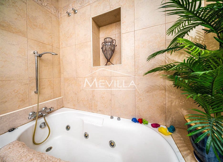 Chalet de 5 habitaciones en Campoamor en venta con piscina garaje - 885.000 € (Ref: 8302055)