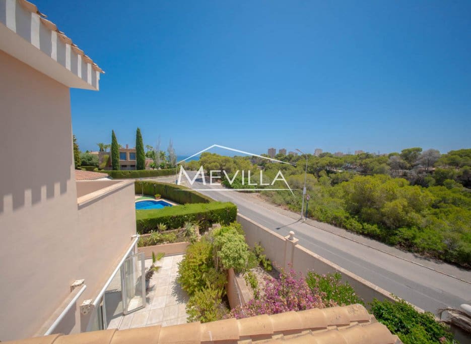 Chalet de 5 habitaciones en Campoamor en venta con piscina garaje - 885.000 € (Ref: 8302055)