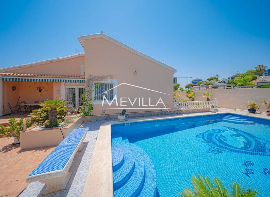 Chalet de 5 habitaciones en Campoamor en venta con piscina garaje - 885.000 € (Ref: 8302055)