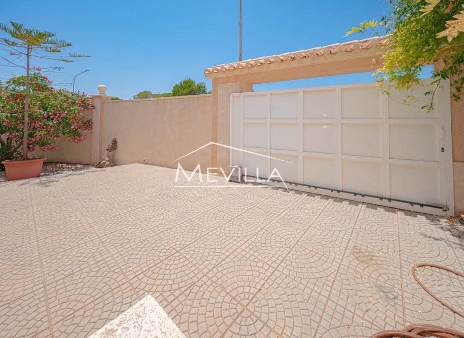 Chalet de 5 habitaciones en Campoamor en venta con piscina garaje - 885.000 € (Ref: 8302055)