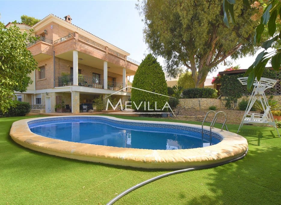 5 bedroom Villa for sale in Ciudad Quesada with pool garage - € 630,000 (Ref: 8444357)