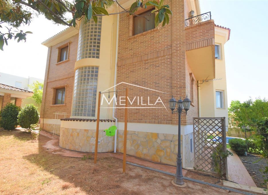 5 bedroom Villa for sale in Ciudad Quesada with pool garage - € 630,000 (Ref: 8444357)