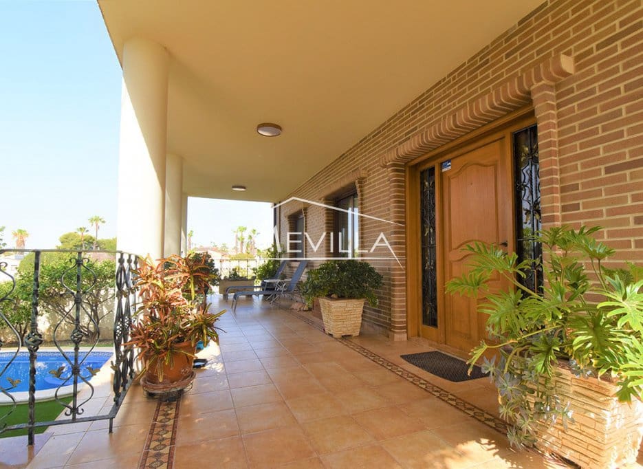 5 bedroom Villa for sale in Ciudad Quesada with pool garage - € 630,000 (Ref: 8444357)
