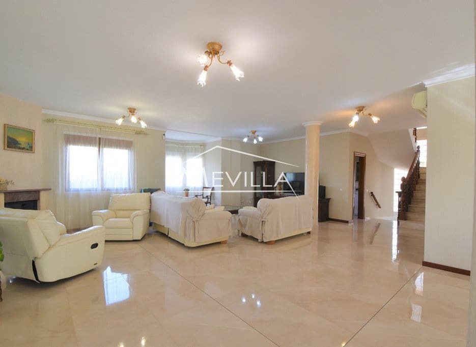 5 bedroom Villa for sale in Ciudad Quesada with pool garage - € 630,000 (Ref: 8444357)
