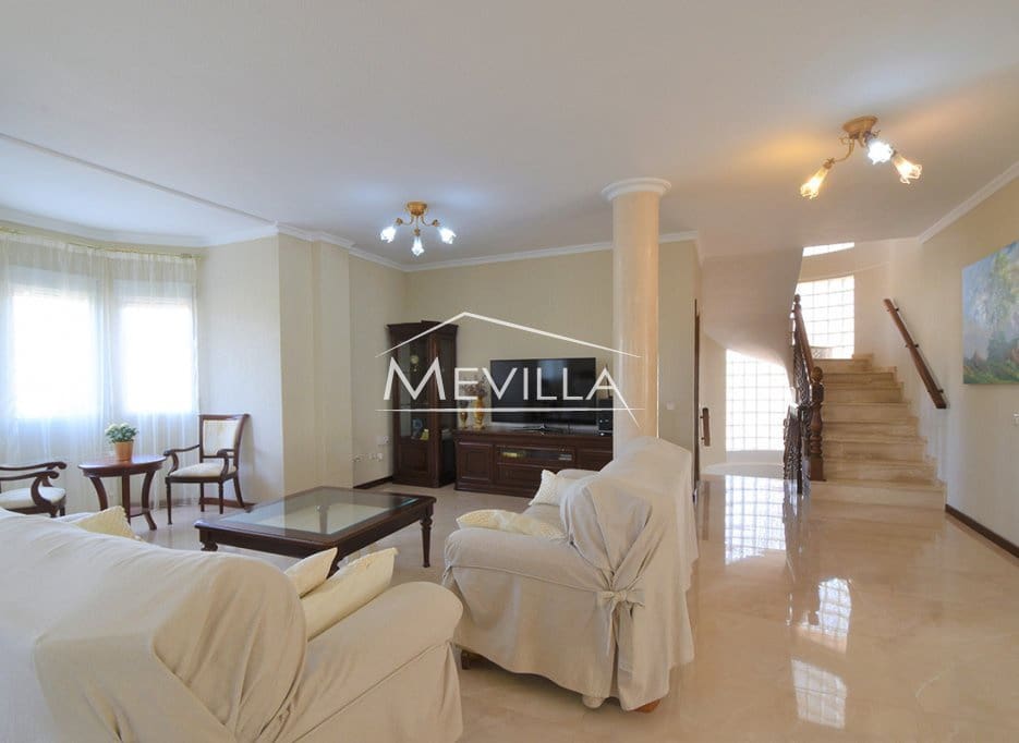 5 bedroom Villa for sale in Ciudad Quesada with pool garage - € 630,000 (Ref: 8444357)
