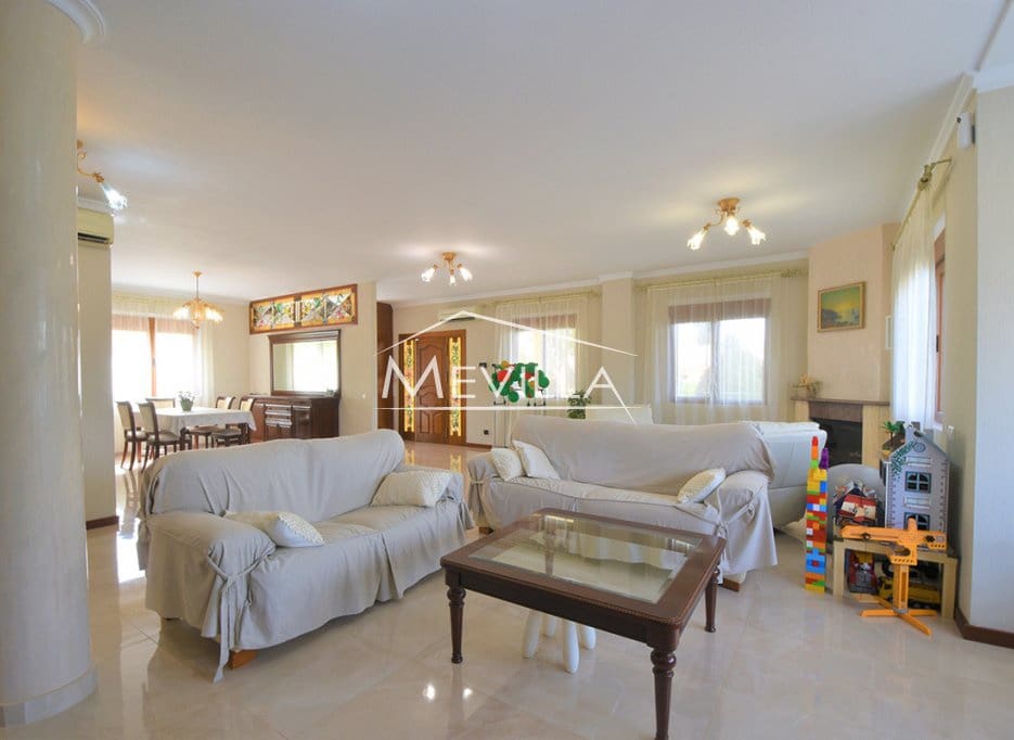 5 bedroom Villa for sale in Ciudad Quesada with pool garage - € 630,000 (Ref: 8444357)