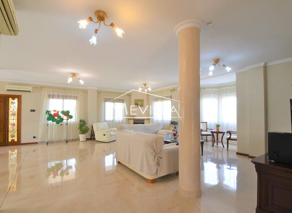 5 bedroom Villa for sale in Ciudad Quesada with pool garage - € 630,000 (Ref: 8444357)