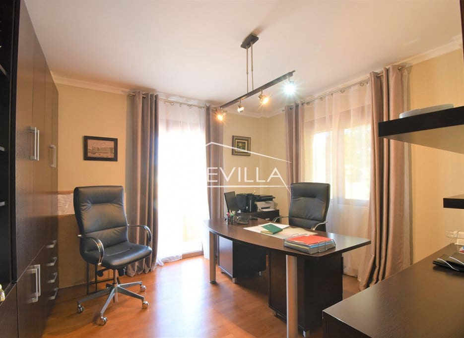 5 bedroom Villa for sale in Ciudad Quesada with pool garage - € 630,000 (Ref: 8444357)