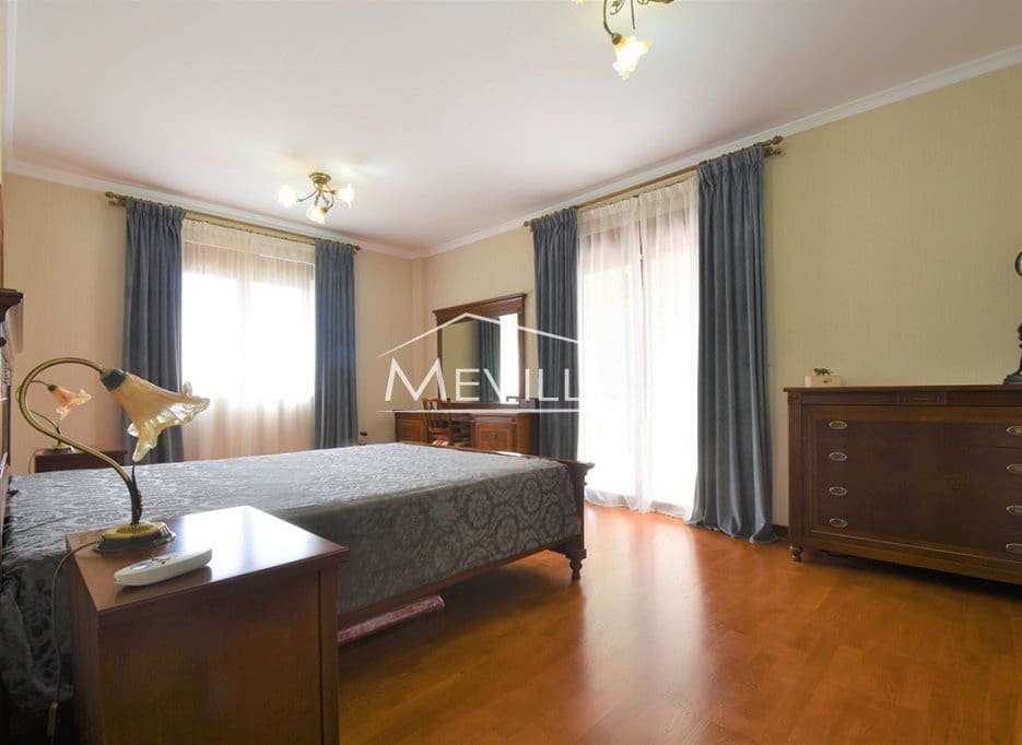 5 bedroom Villa for sale in Ciudad Quesada with pool garage - € 630,000 (Ref: 8444357)