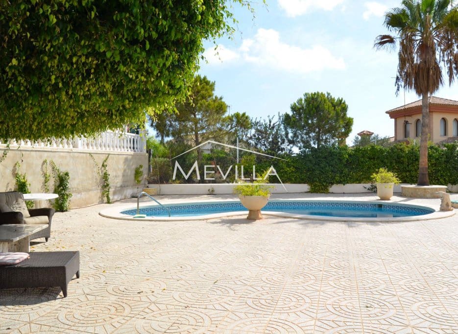 Chalet de 4 habitaciones en Campoamor en venta con piscina garaje - 990.000 € (Ref: 8740760)