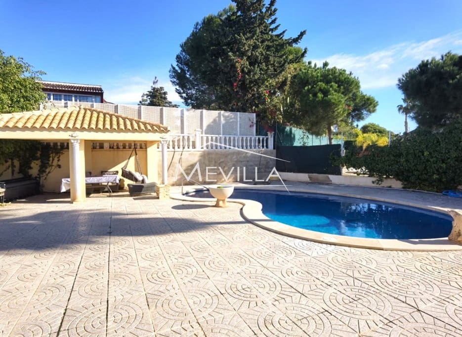 Chalet de 4 habitaciones en Campoamor en venta con piscina garaje - 990.000 € (Ref: 8740760)