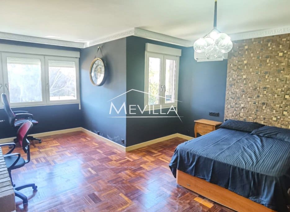 Chalet de 4 habitaciones en Campoamor en venta con piscina garaje - 990.000 € (Ref: 8740760)