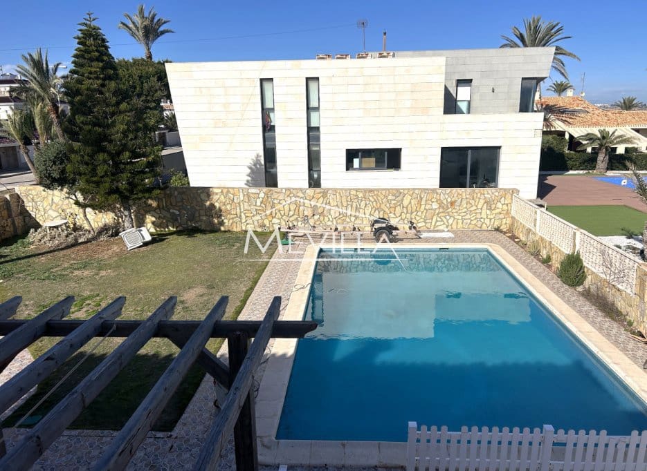 12 slaapkamer Villa te koop in Cabo Roig met zwembad garage - € 1.500.000 (Ref: 8787293)