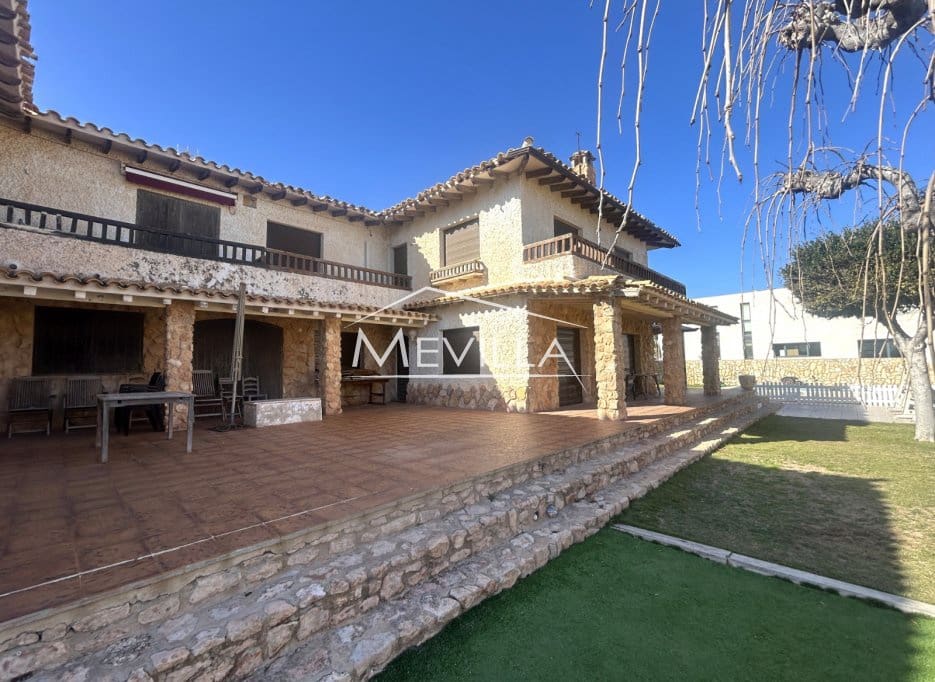 12 slaapkamer Villa te koop in Cabo Roig met zwembad garage - € 1.500.000 (Ref: 8787293)
