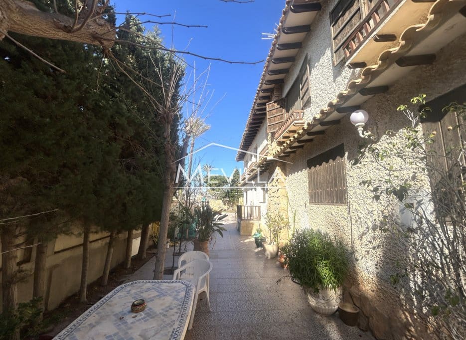 12 slaapkamer Villa te koop in Cabo Roig met zwembad garage - € 1.500.000 (Ref: 8787293)