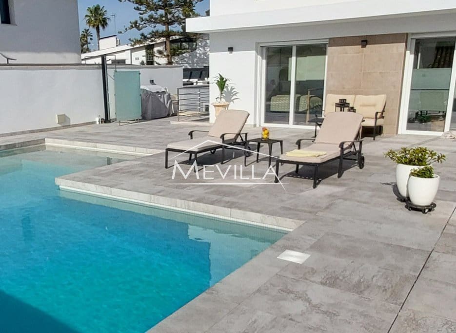 3 bedroom Villa for sale in Campoamor with pool garage - € 1,495,000 (Ref: 8835921)