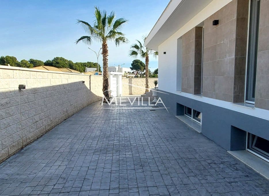3 bedroom Villa for sale in Campoamor with pool garage - € 1,495,000 (Ref: 8835921)