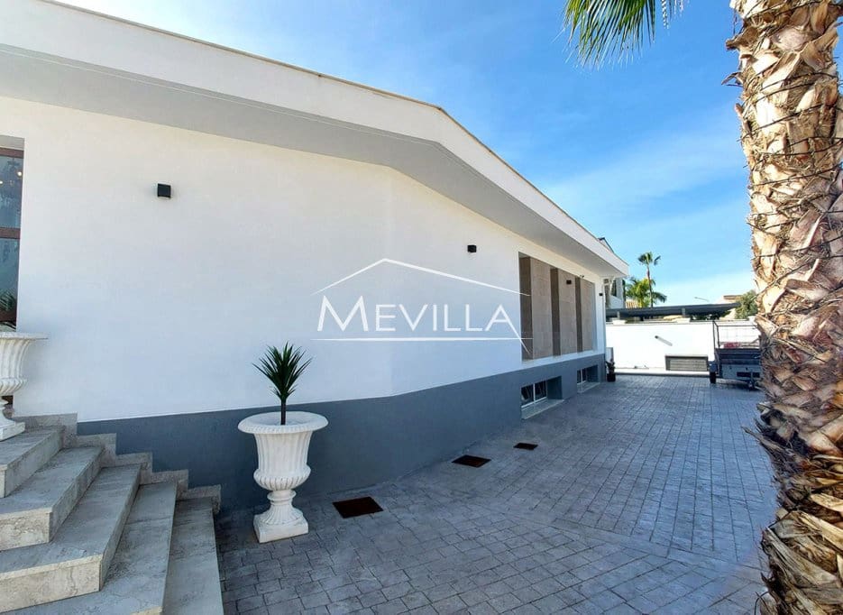 3 bedroom Villa for sale in Campoamor with pool garage - € 1,495,000 (Ref: 8835921)