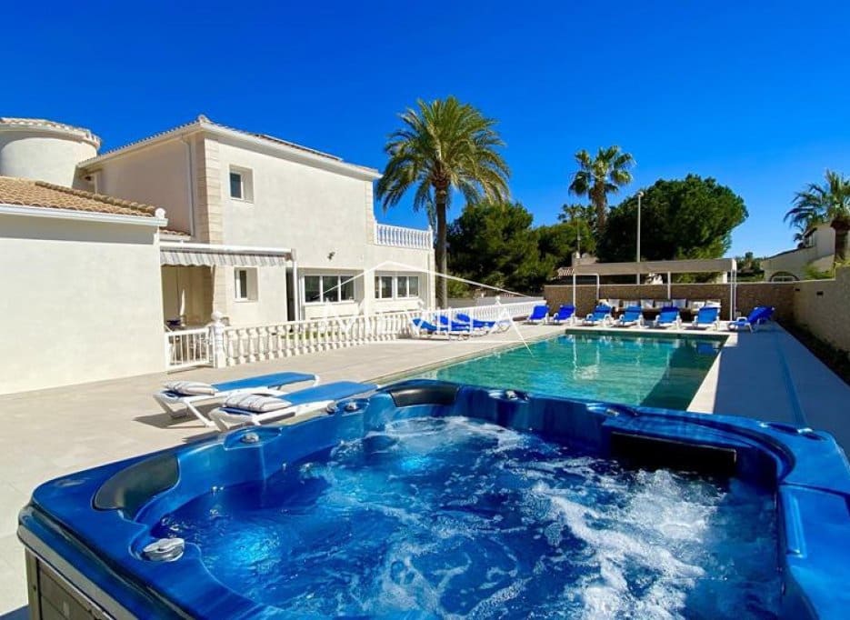 6 Zimmer Villa zu verkaufen in La Zenia mit Pool Garage - 1.600.000 € (Ref: 8998290)