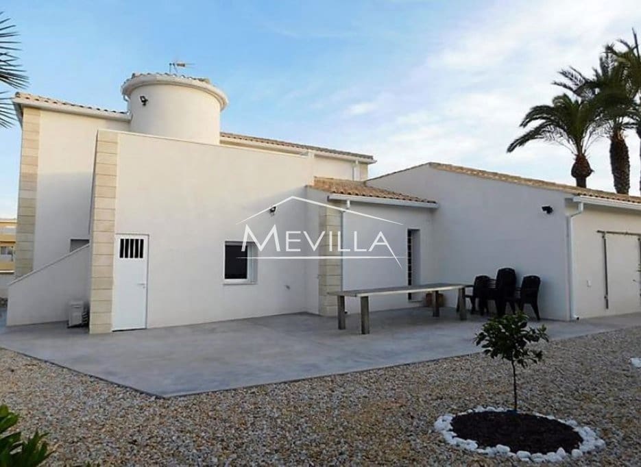 6 Zimmer Villa zu verkaufen in La Zenia mit Pool Garage - 1.600.000 € (Ref: 8998290)
