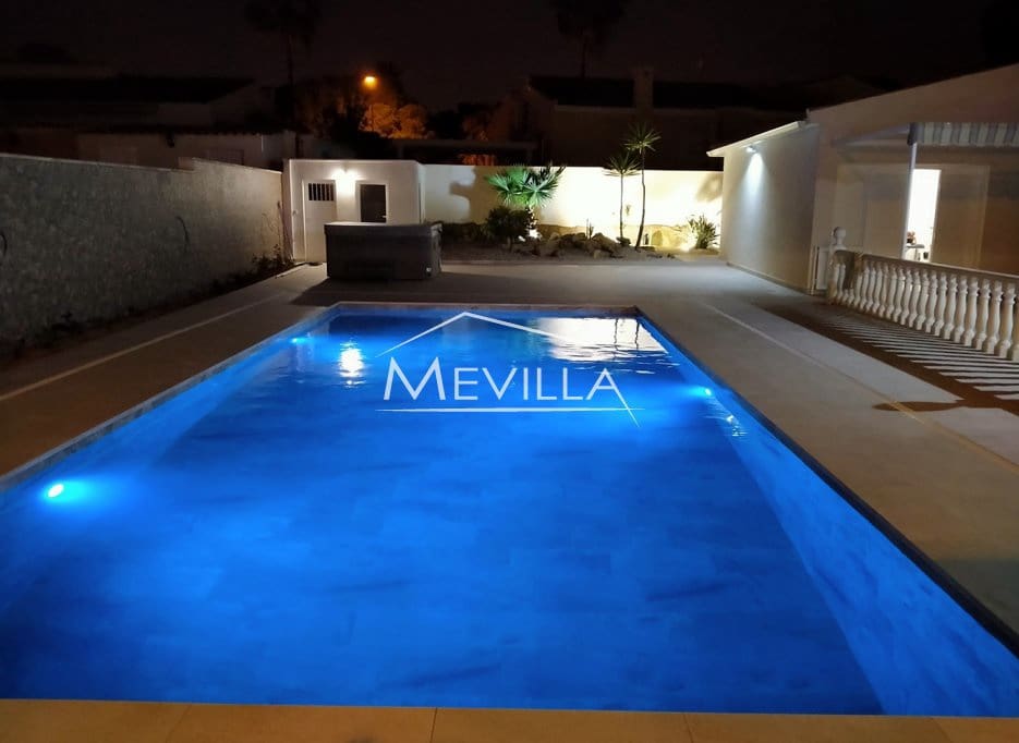 6 Zimmer Villa zu verkaufen in La Zenia mit Pool Garage - 1.600.000 € (Ref: 8998290)
