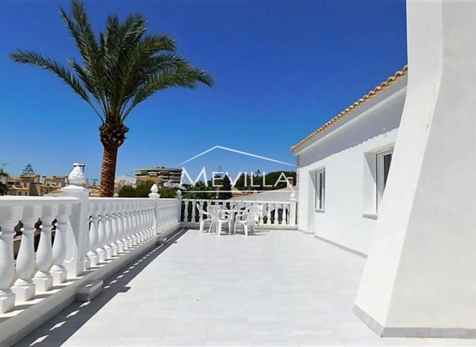 6 Zimmer Villa zu verkaufen in La Zenia mit Pool Garage - 1.600.000 € (Ref: 8998290)