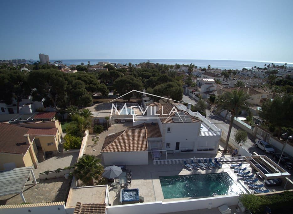 6 Zimmer Villa zu verkaufen in La Zenia mit Pool Garage - 1.600.000 € (Ref: 8998290)