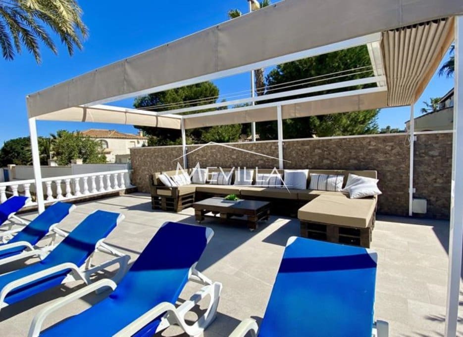 6 Zimmer Villa zu verkaufen in La Zenia mit Pool Garage - 1.600.000 € (Ref: 8998290)