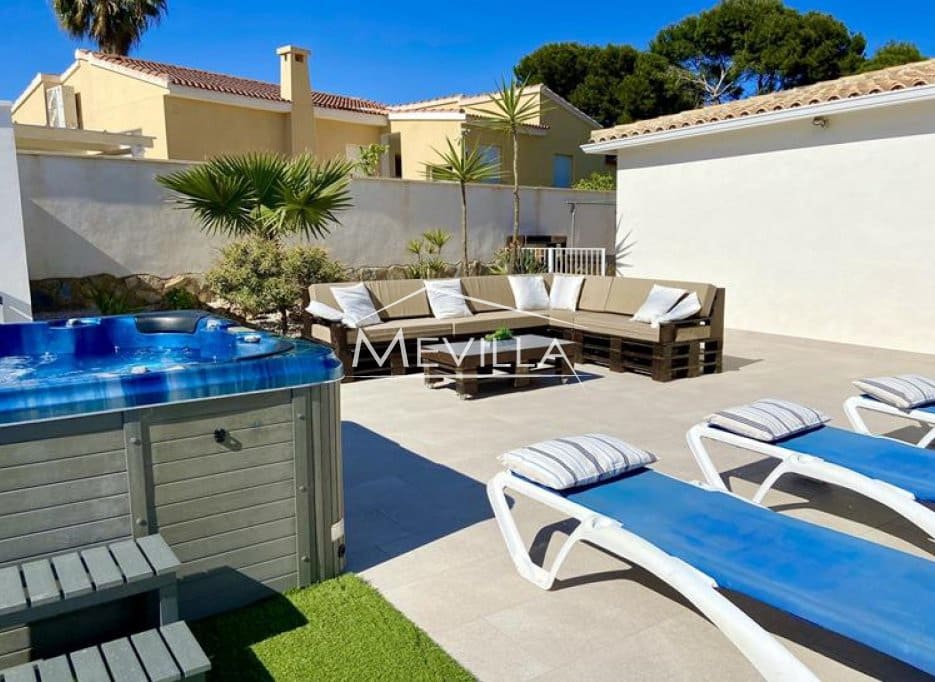 6 Zimmer Villa zu verkaufen in La Zenia mit Pool Garage - 1.600.000 € (Ref: 8998290)