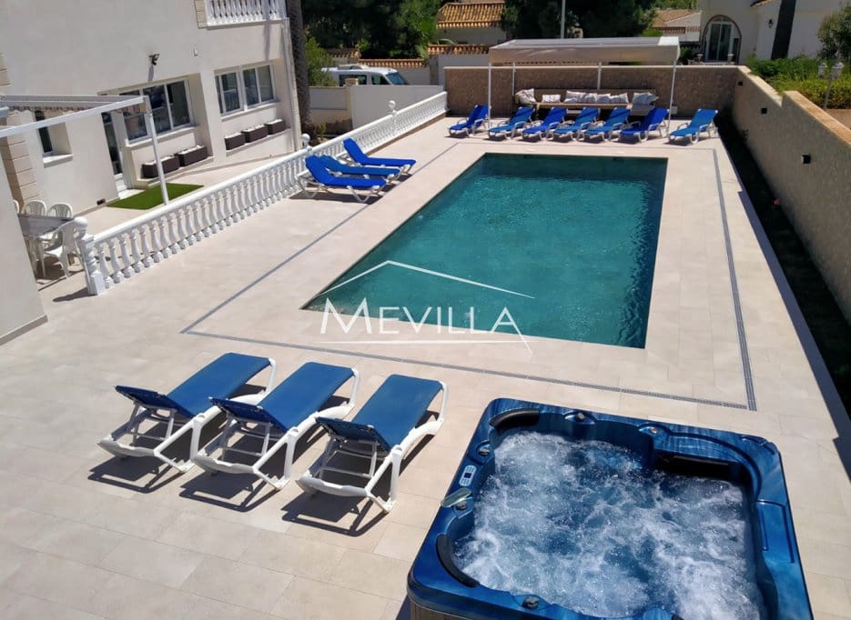 6 Zimmer Villa zu verkaufen in La Zenia mit Pool Garage - 1.600.000 € (Ref: 8998290)