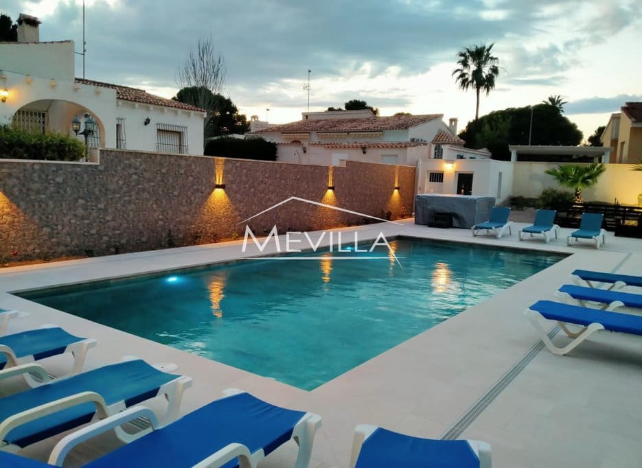 6 Zimmer Villa zu verkaufen in La Zenia mit Pool Garage - 1.600.000 € (Ref: 8998290)
