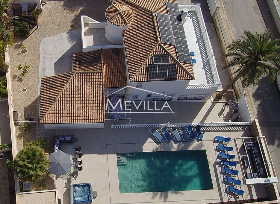 6 Zimmer Villa zu verkaufen in La Zenia mit Pool Garage - 1.600.000 € (Ref: 8998290)