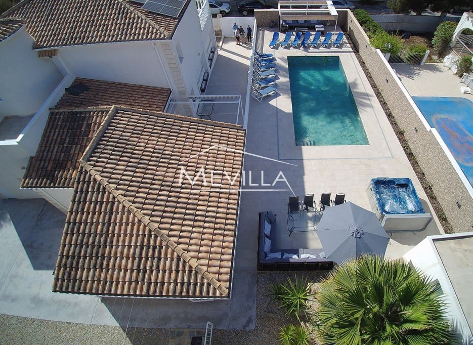 6 Zimmer Villa zu verkaufen in La Zenia mit Pool Garage - 1.600.000 € (Ref: 8998290)