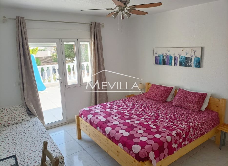 6 Zimmer Villa zu verkaufen in La Zenia mit Pool Garage - 1.600.000 € (Ref: 8998290)