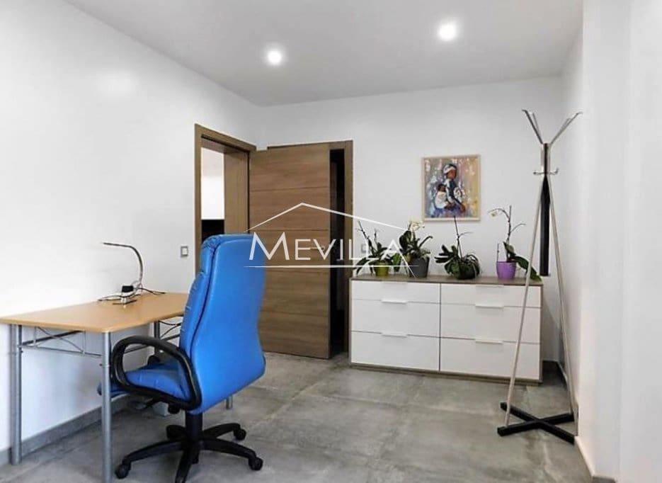 6 Zimmer Villa zu verkaufen in La Zenia mit Pool Garage - 1.600.000 € (Ref: 8998290)