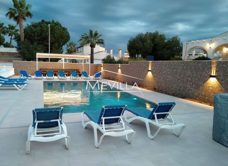 6 Zimmer Villa zu verkaufen in La Zenia mit Pool Garage - 1.600.000 € (Ref: 8998290)