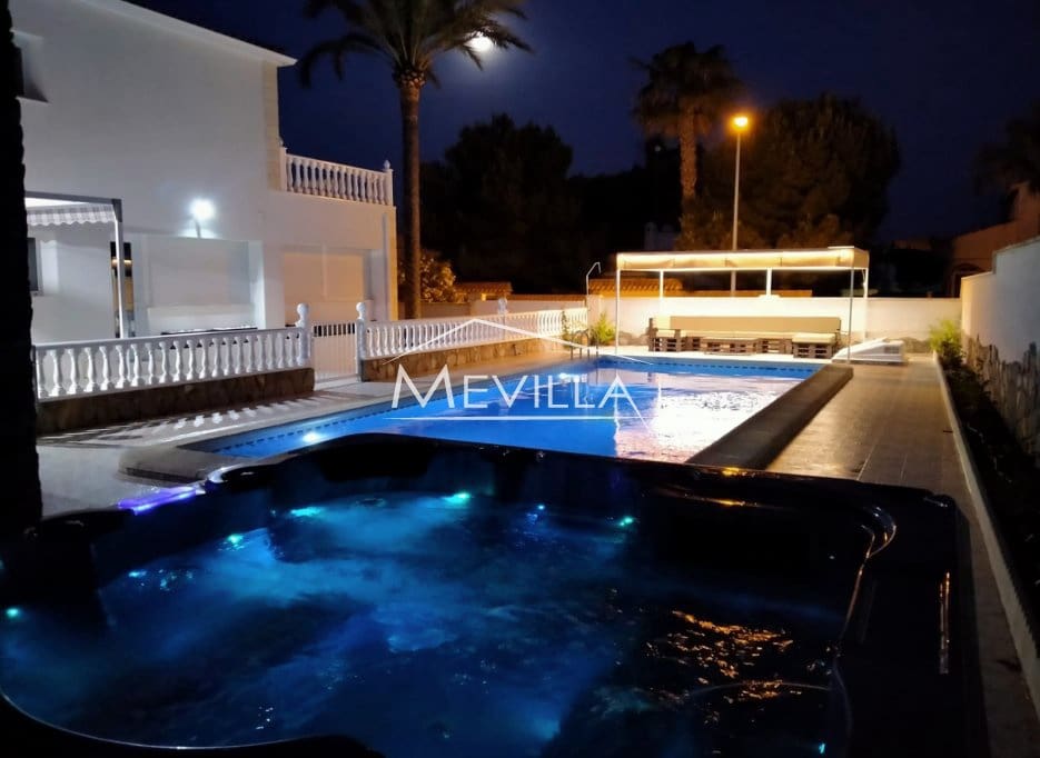 6 Zimmer Villa zu verkaufen in La Zenia mit Pool Garage - 1.600.000 € (Ref: 8998290)